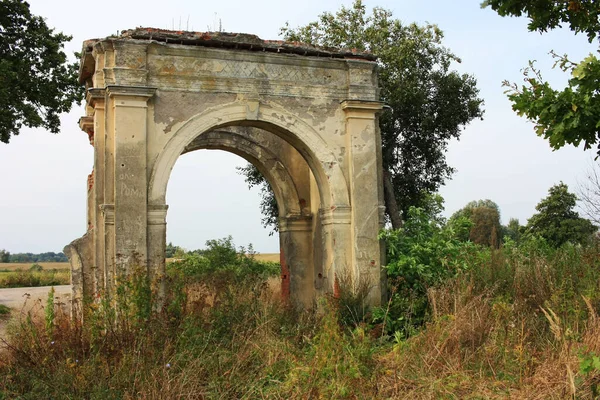 Eski bir malikanenin kapısı yıkıldı.