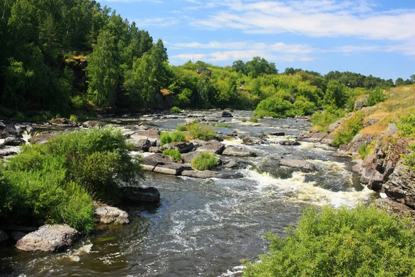 Grå Stora Stenblock Ligger Bergsflod — Stockfoto