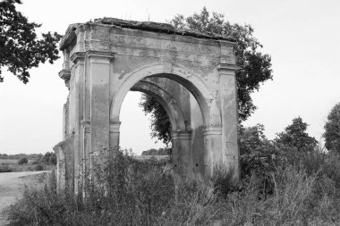 Eski malikanenin yıkılmış kapısı.