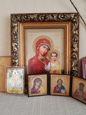 Rafta Hıristiyan Ortodoks simgeleri var