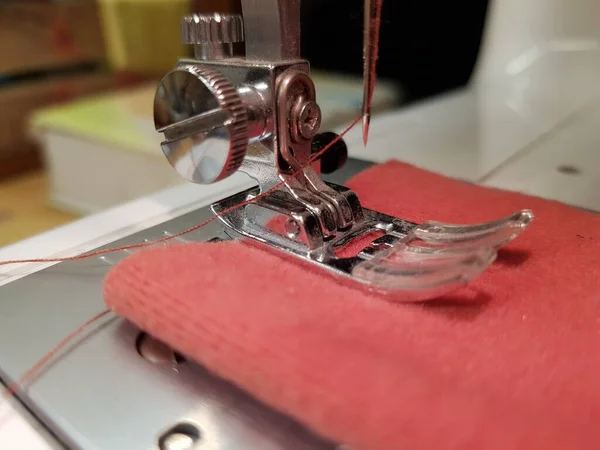 Una Costurera Cose Ropa Una Máquina Coser — Foto de Stock