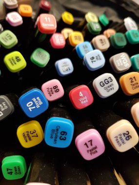 Renkli keçeli kalem seti sanatsaldır.