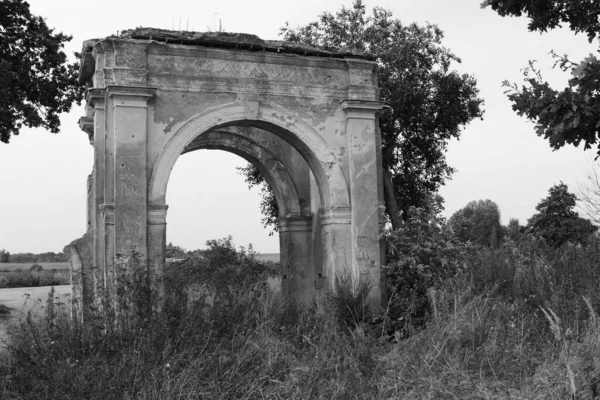 放棄された荘園における古代の荒廃した門 — ストック写真