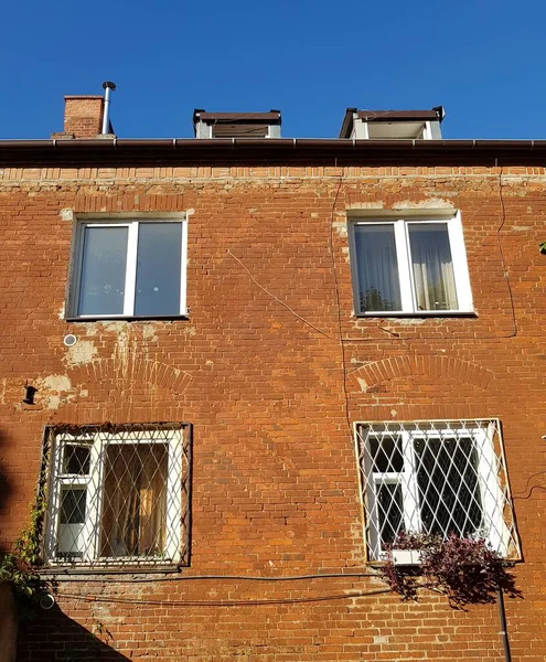 Cztery Okna Starym Domu Cegły — Zdjęcie stockowe