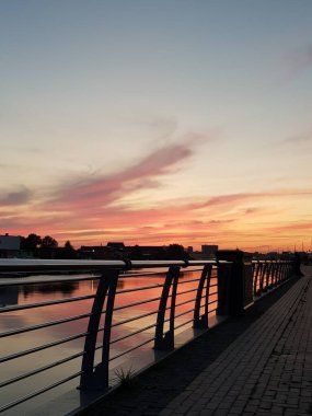 Akşamın ilerleyen saatlerinde nehir kenarı.