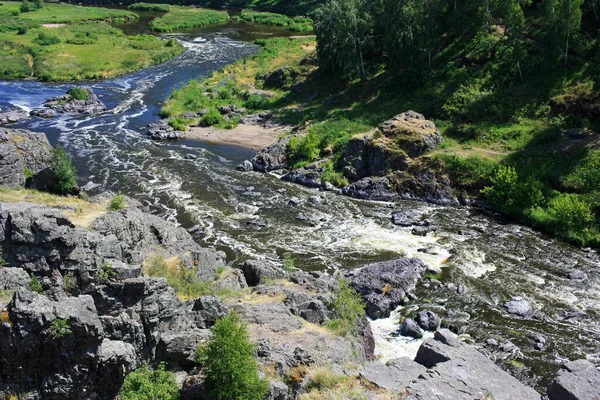 Rio Montanha Rápido Flui Entre Margens Verdes — Fotografia de Stock