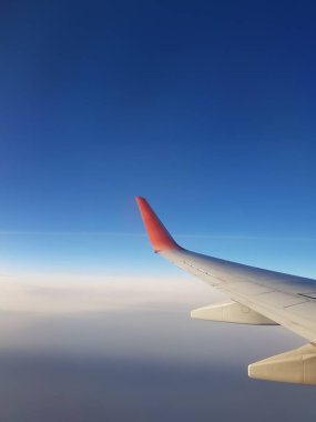 Mavi gökyüzünde uçak kanadı