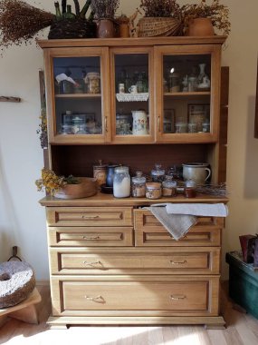 Köy evindeki eski ahşap raf ünitesi.