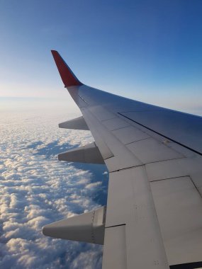 Mavi gökyüzünde uçak kanadı