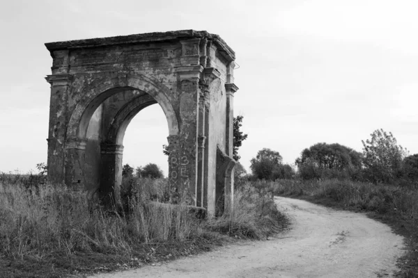 不動産の古い石の老朽化した門 — ストック写真