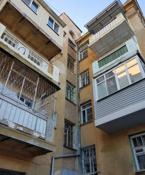 Edifício Tijolos Vários Andares Velho Com Varandas — Fotografia de Stock