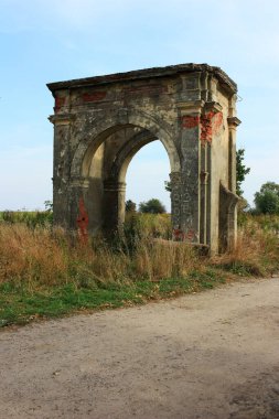 Arazinin eski taştan kapıları harap olmuş.