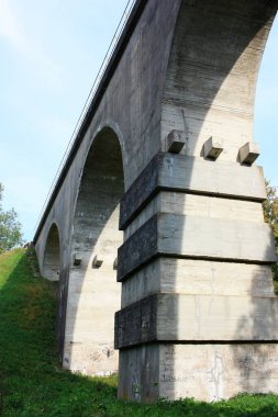 Eski demiryolu köprüsünün taş sütunları