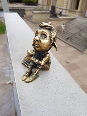 Köprünün parmaklıklarında oturan küçük demir cüce.