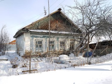 Eski taş köy evi karla kaplı.