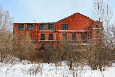 Kırmızı tuğladan yapılmış eski bir bina.