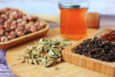 Kakule taneleri, karanfil tomurcukları ve fındık