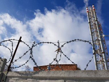 Taş bir çitin üzerindeki dikenli tel