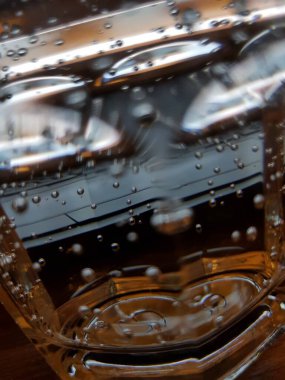 Bir bardak votkada hava kabarcıkları