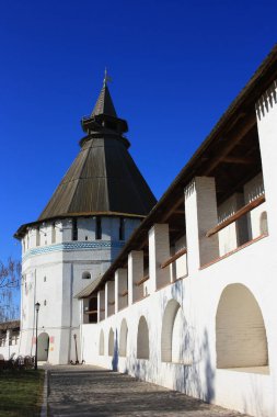 Astrakhan Kremlin 'in beyaz taş duvarları