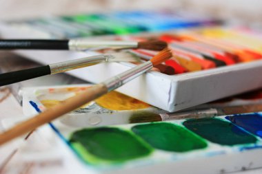 Sanatçı için fırçalar ve çok renkli boyalar