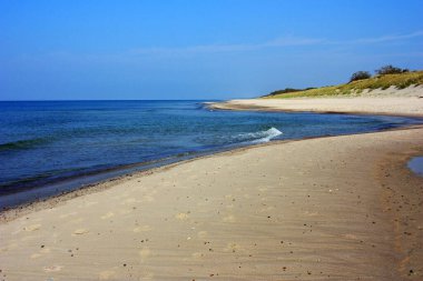 Mavi denizin kumlu kıyısı