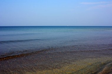 Mavi denizin kumlu kıyısı