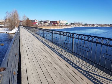 Kış göletinin üzerindeki yaya köprüsü