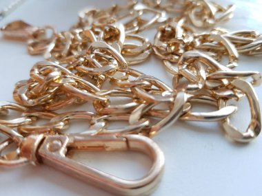 Masada duran altın zincir.