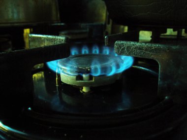                                Ocaktaki gaz ocağının mavi alevi