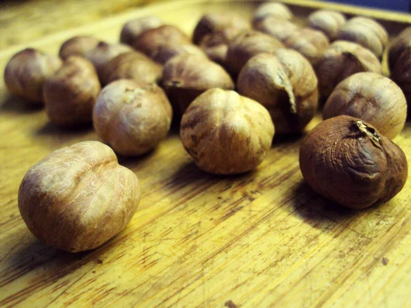 Las Avellanas Yacen Plato Madera — Foto de Stock