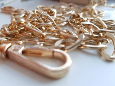 Altın zincir masanın üzerinde.