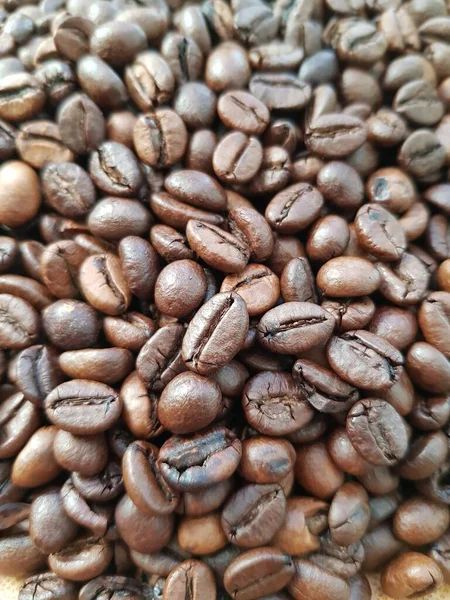Bruine Koffiebonen Een Bord — Stockfoto