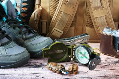 Yürüyüş için pusula, çoklu araç ve sırt çantası