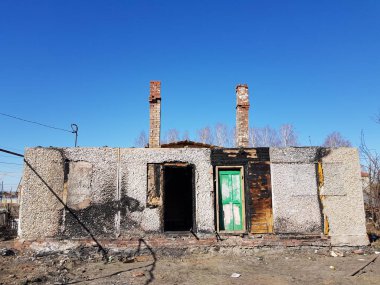 Yangından sonra yıkılan eski ev