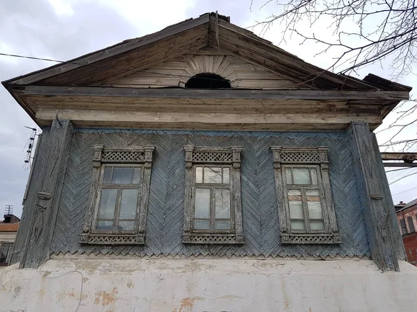 Trzy Drewniane Okna Starym Domu — Zdjęcie stockowe