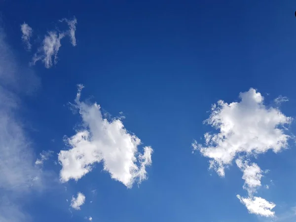 Vita Moln Den Blå Himlen — Stockfoto