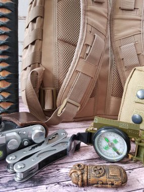 Yürüyüş için pusula, çoklu araç ve sırt çantası