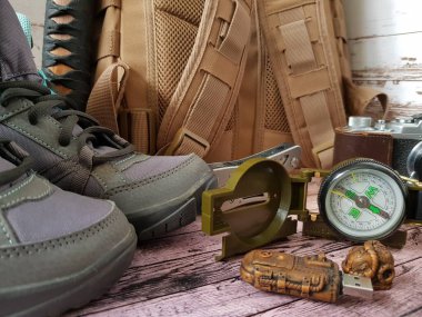 Yürüyüş için pusula, çoklu araç ve sırt çantası