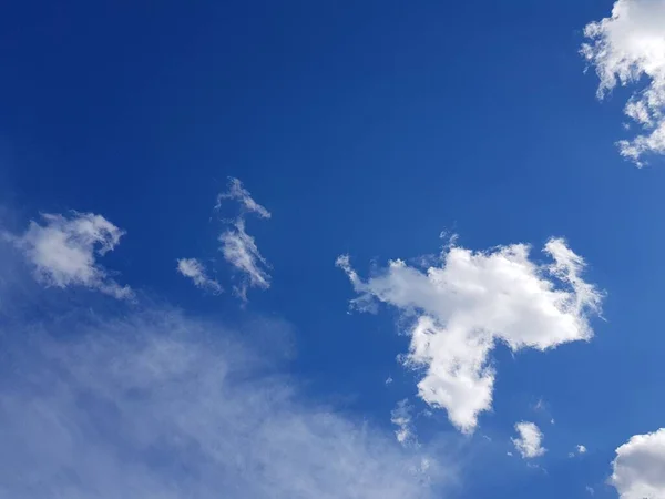 Witte Wolken Heldere Blauwe Lucht — Stockfoto