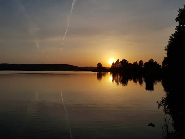 Večerní Slunce Odráží Hladině Jezera — Stock fotografie