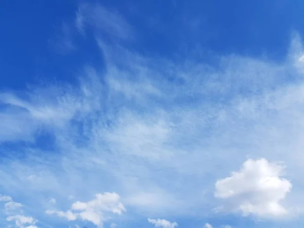 Vita Moln Den Blå Himlen — Stockfoto