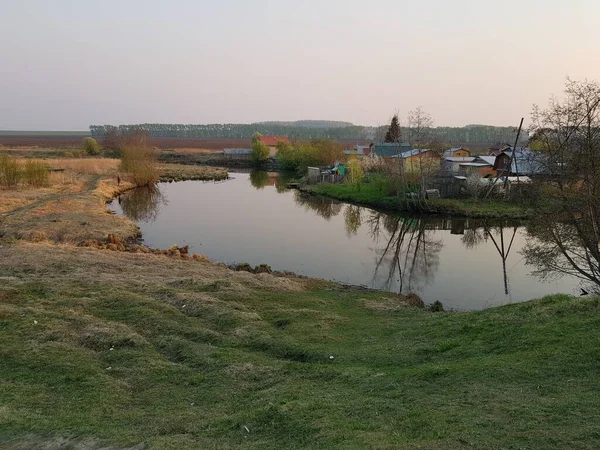 Basura Esparcida Por Orilla Del Río — Foto de Stock