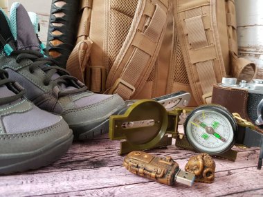 Yürüyüş için pusula, çoklu araç ve sırt çantası