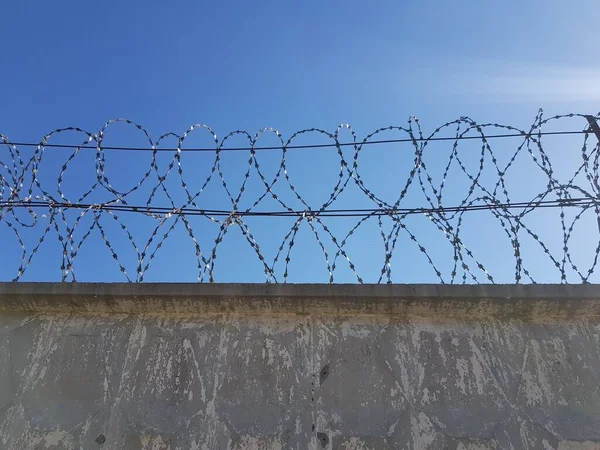 Çitin üzerindeki metal dikenli tel