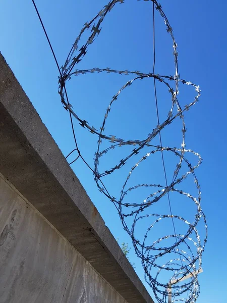 Metallstacheldraht Einem Steinzaun — Stockfoto