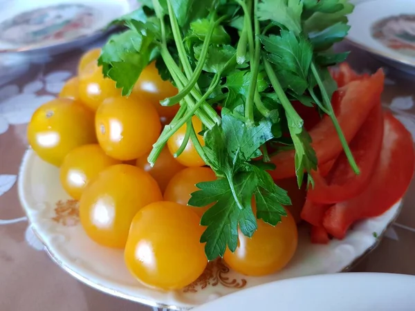 Tomatoes Peppers Parsley Plate — Stock Photo, Image