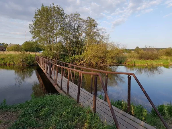 Régi Gyalogos Híd Folyó Felett Faluban — Stock Fotó