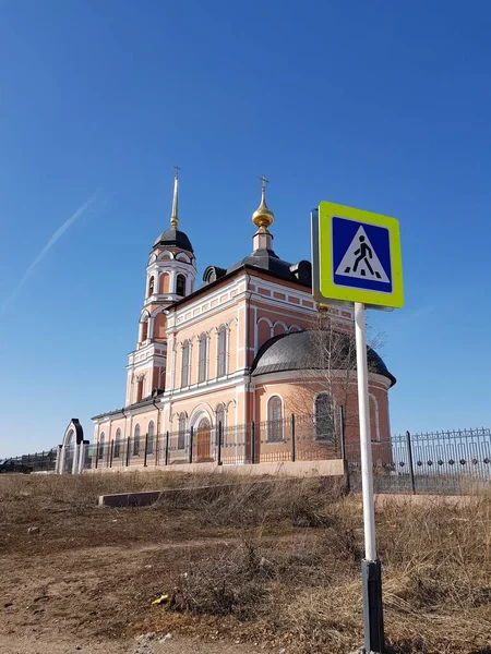 Orthodoxe Kerk Een Achtergrond Van Blauwe Lucht — Stockfoto