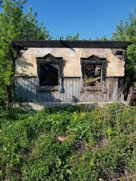 Velho Abandonado Queimado Casa Aldeia — Fotografia de Stock